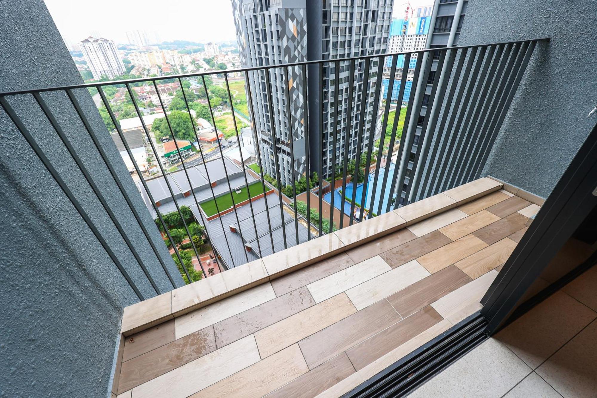 Millerz Square By Mykey Apartment Kuala Lumpur Ngoại thất bức ảnh A balcony in a condominium