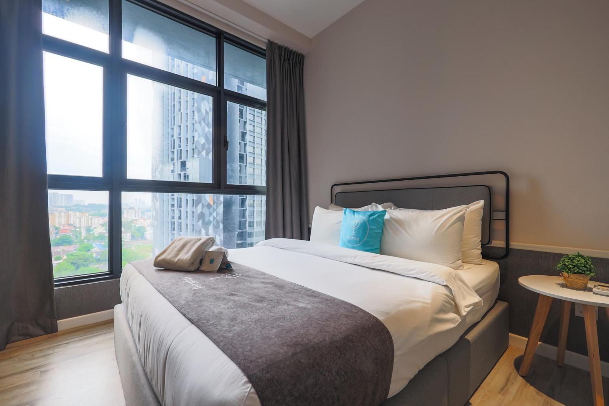 Millerz Square By Mykey Apartment Kuala Lumpur Ngoại thất bức ảnh A bedroom at a serviced apartment in Kuala Lumpur, Malaysia.