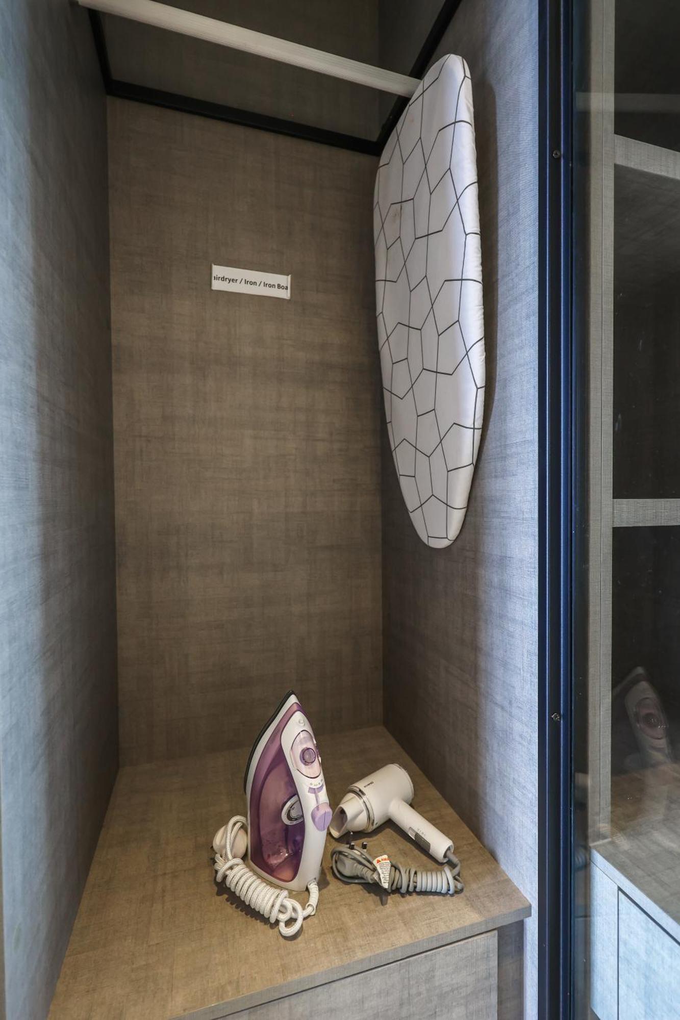Millerz Square By Mykey Apartment Kuala Lumpur Ngoại thất bức ảnh A surfboard in a hotel room