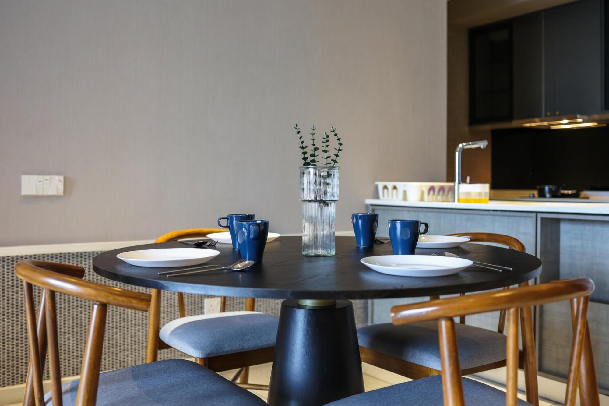 Millerz Square By Mykey Apartment Kuala Lumpur Ngoại thất bức ảnh A dining table with four chairs