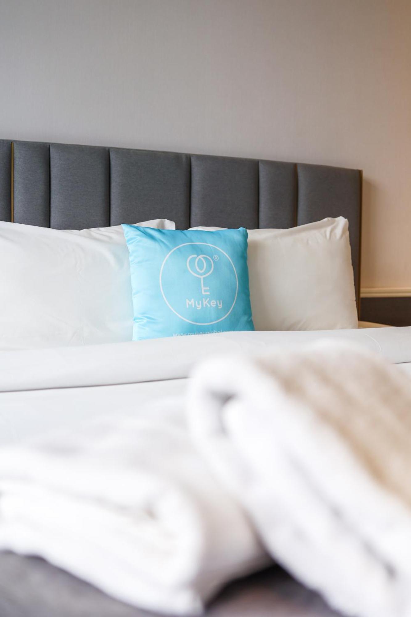 Millerz Square By Mykey Apartment Kuala Lumpur Ngoại thất bức ảnh A pillow with the Hurawalhi logo